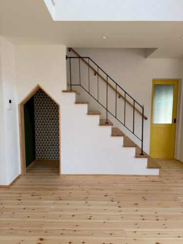 子供が自由におもちゃを出したり楽しく自分でお片付けできるように、とんがり屋根のかわいい収納庫にしました。 階段下はお子様のおもちゃ収納庫