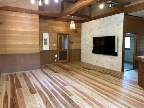 テレビの後ろは天然石のコーラルストーンを貼っています。<br />
床は無垢材で30ミリ厚の杉板。<br />
リビングドアの横には、奥様のご希望でモンシュシュの雑貨にあったステンドグラスを入れました。<br />
<br />
リビングafter